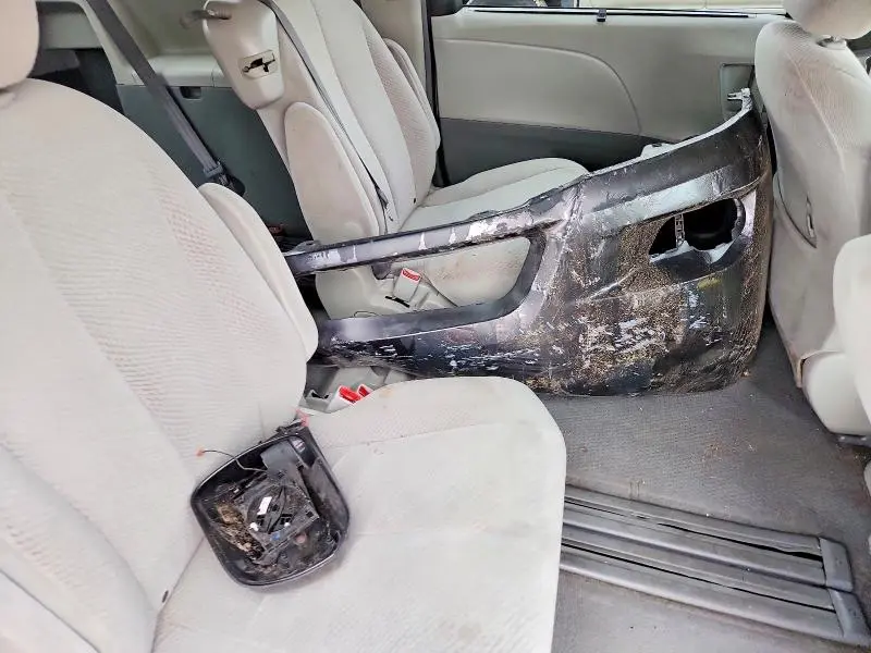 2011 TOYOTA SIENNA LE 8-PASSENGER  