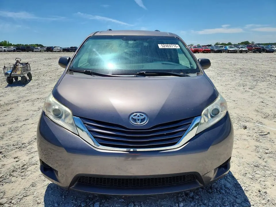 2016 TOYOTA SIENNA LE  