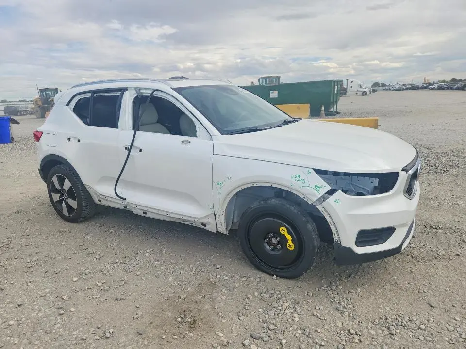 2022 VOLVO XC40 T4 MOMENTUM  
