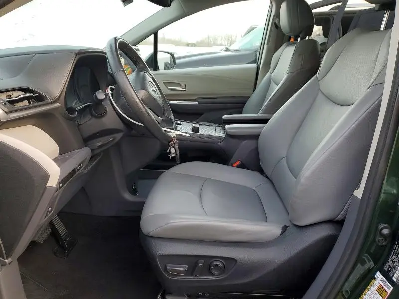 2023 TOYT SIENNA XLE   
