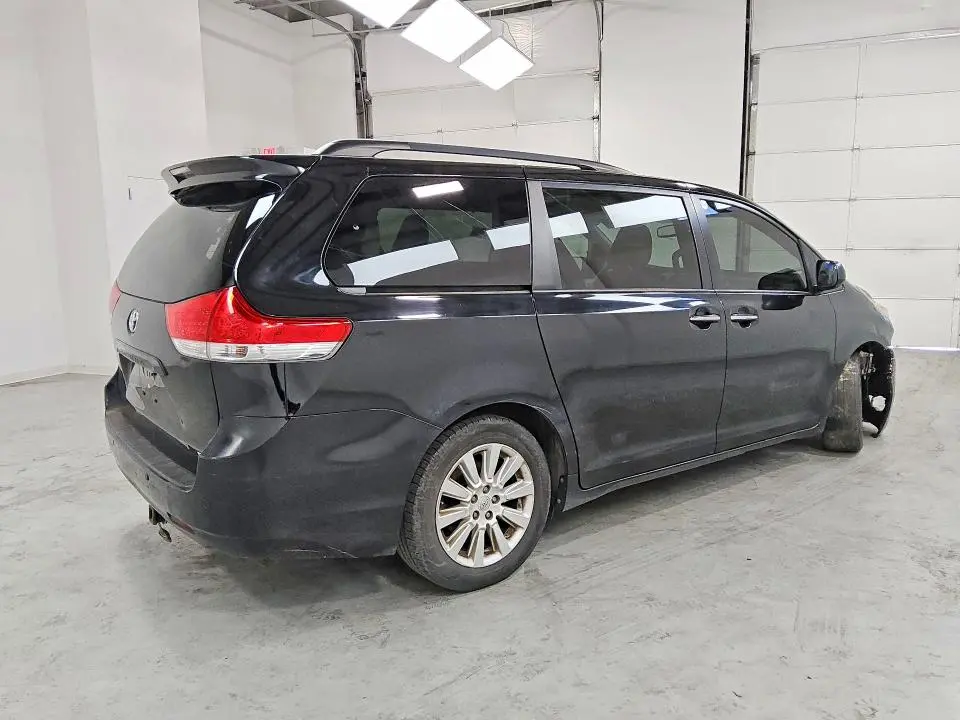 2014 TOYOTA SIENNA XLE 7-PASSENGER  