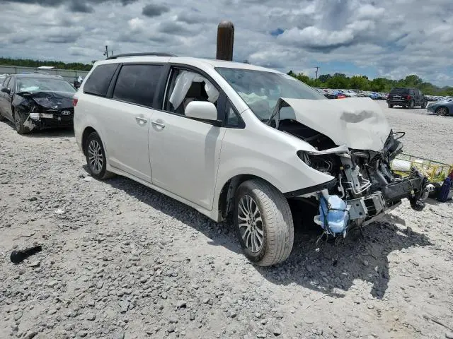 2020 TOYOTA SIENNA XLE  