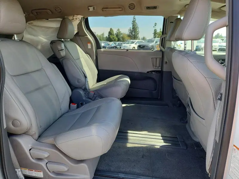2018 TOYOTA SIENNA XLE 8-PASSENGER  