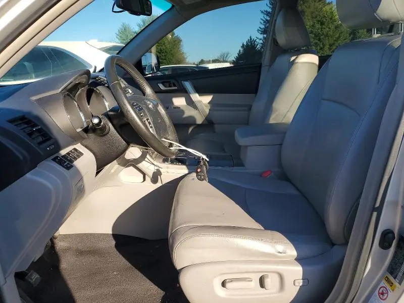 2013 TOYOTA HIGHLANDER SE  