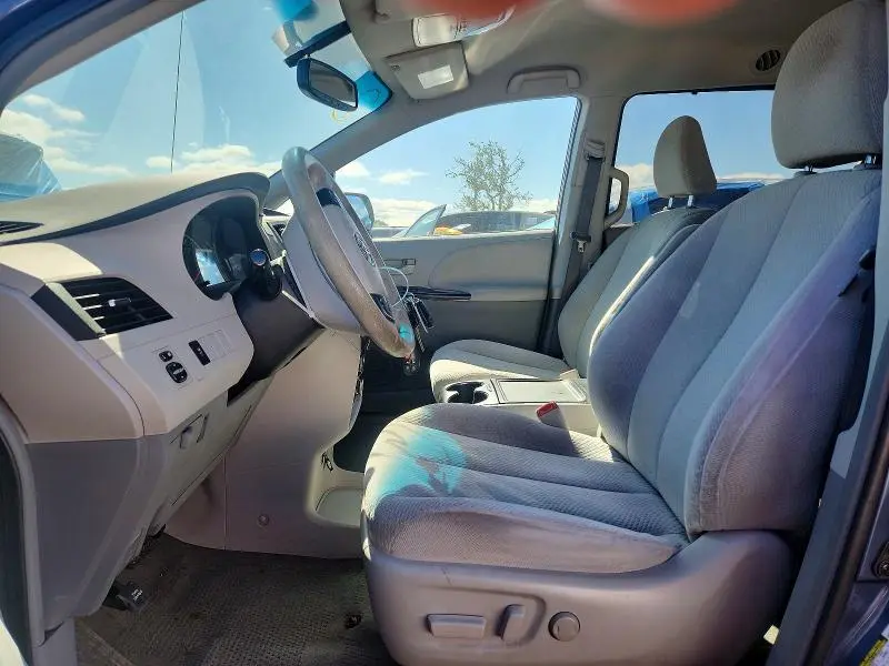2014 TOYOTA SIENNA LE 8-PASSENGER  