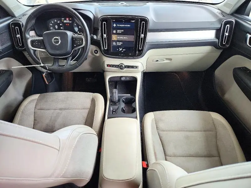 2020 VOLVO XC40 T4 MOMENTUM  