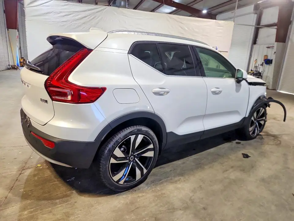 2024 VOLVO XC40 PLUS  
