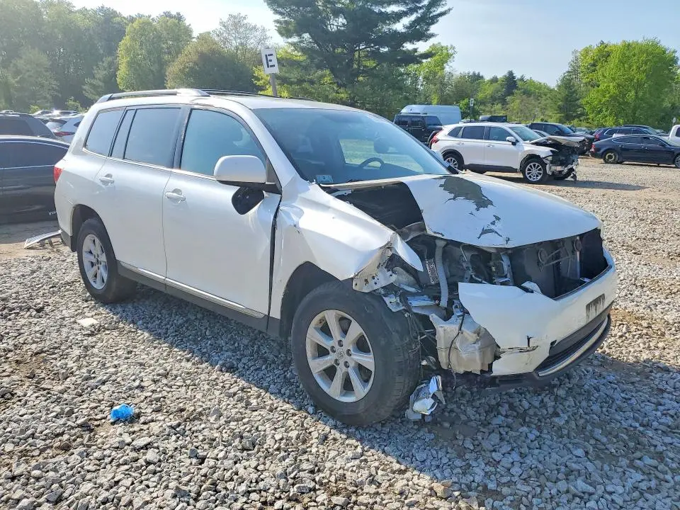 2013 TOYOTA HIGHLANDER SE  