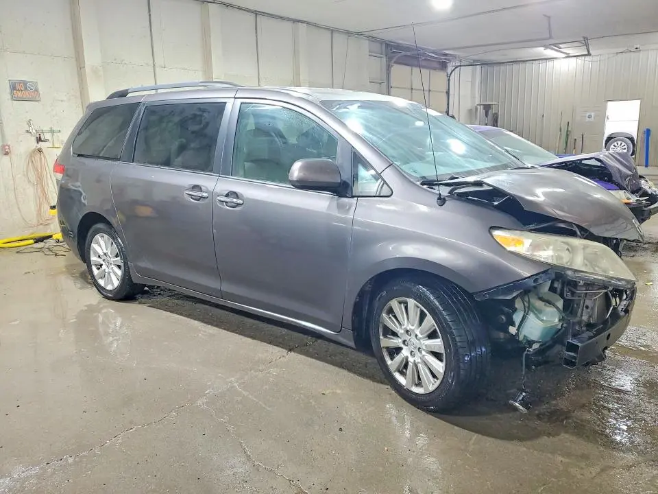 2013 TOYOTA SIENNA XLE 7-PASSENGER  
