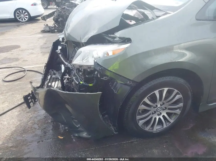 2020 TOYOTA SIENNA XLE