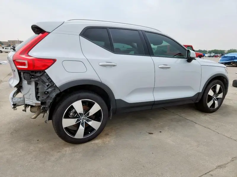 2021 VOLVO XC40 T5 MOMENTUM  