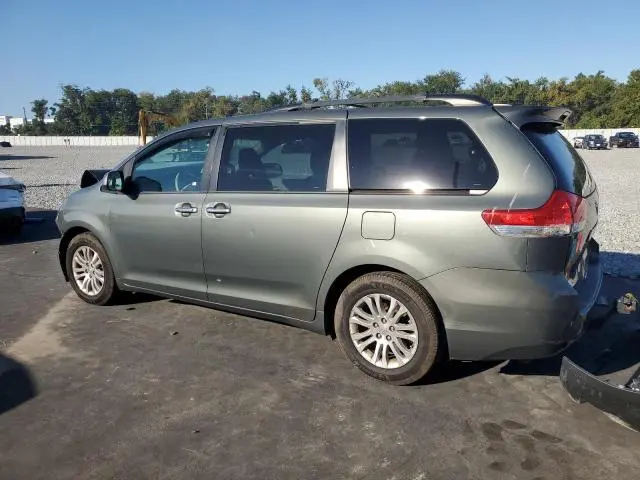 2013 TOYOTA SIENNA XLE  