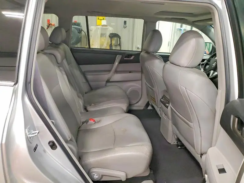 2011 TOYOTA HIGHLANDER SE  