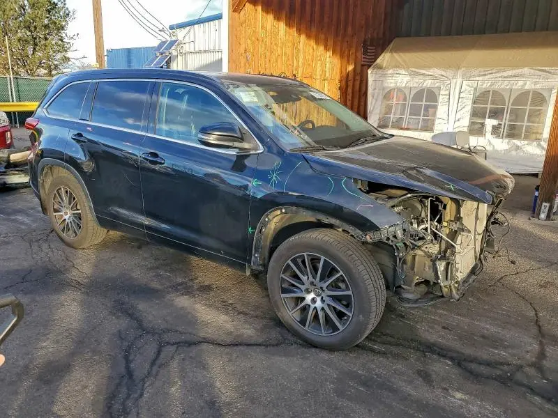 2018 TOYOTA HIGHLANDER SE  