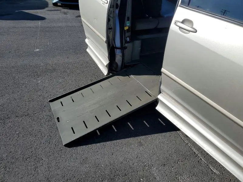2010 TOYOTA SIENNA LE 8 PASSENGER  