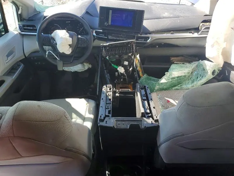 2025 TOYOTA SIENNA LE  