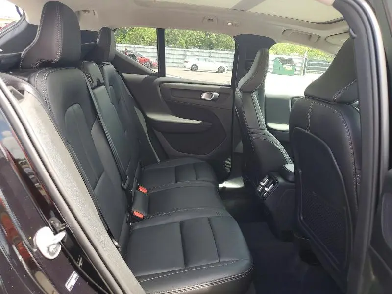 2025 VOLVO XC40 CORE  