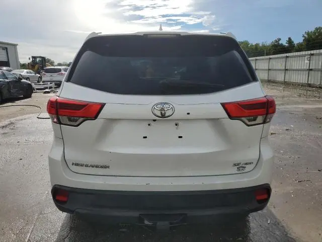 2018 TOYOTA HIGHLANDER SE  