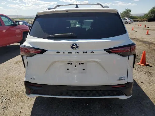 2022 TOYOTA SIENNA XSE  