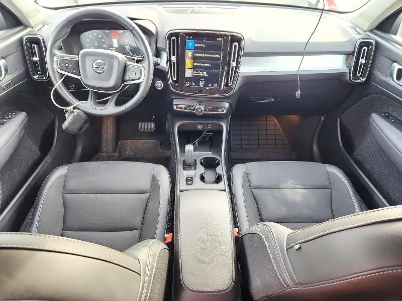 2020 VOLVO XC40 T5 MOMENTUM  