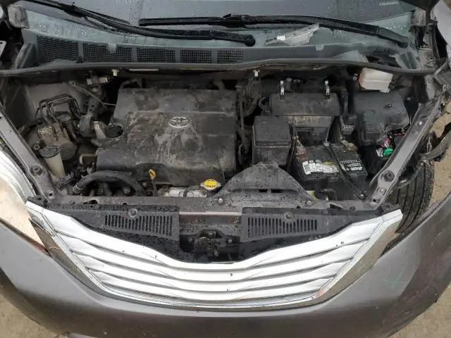 2013 TOYOTA SIENNA XLE  