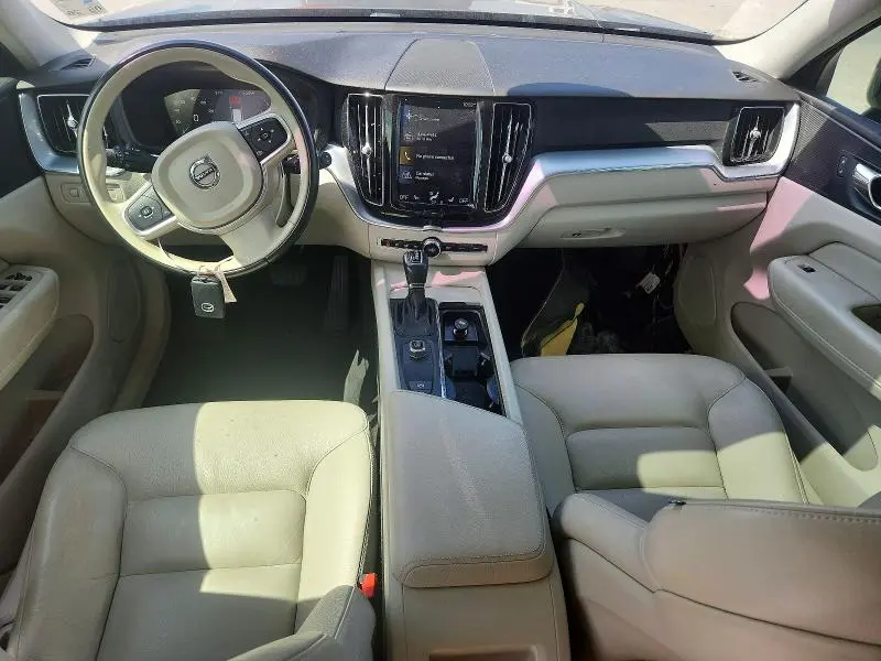 2018 VOLVO XC60 T5 MOMENTUM  