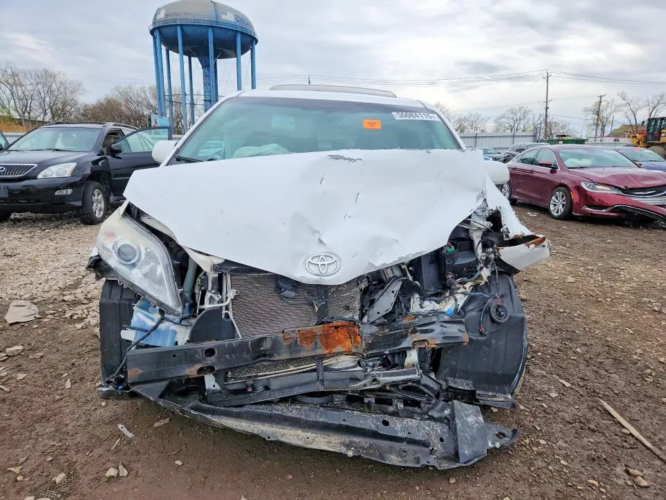 2013 TOYOTA SIENNA XLE 8-PASSENGER  