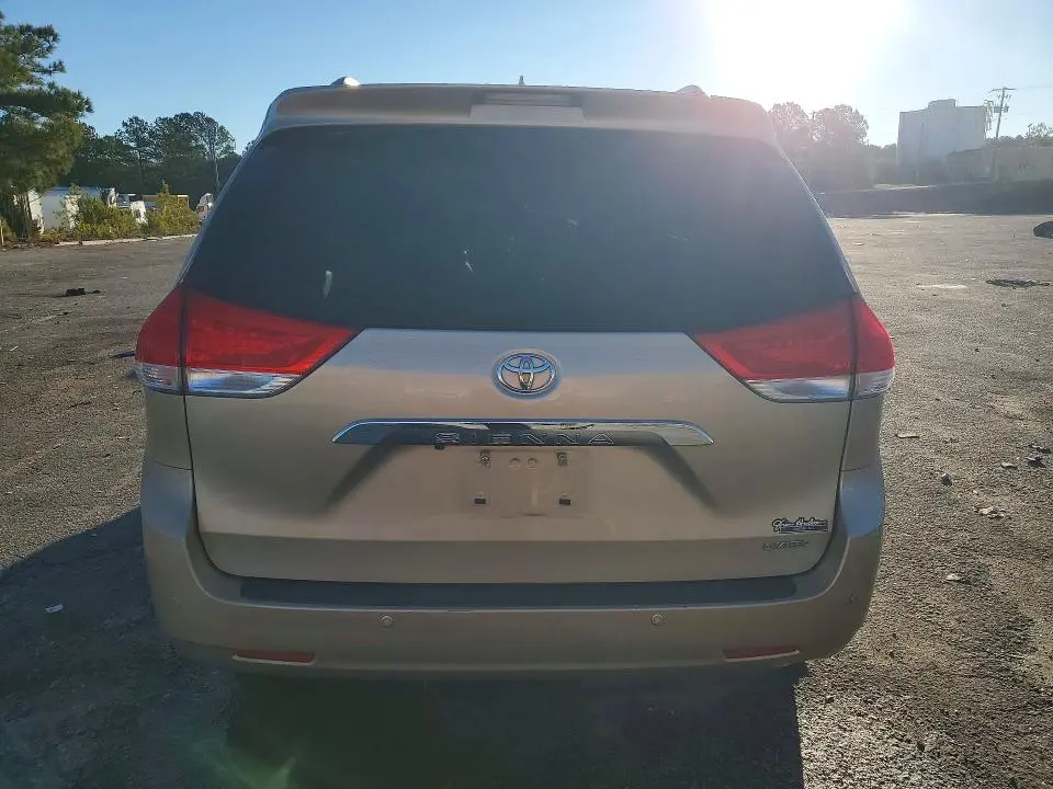 2013 TOYOTA SIENNA XLE  