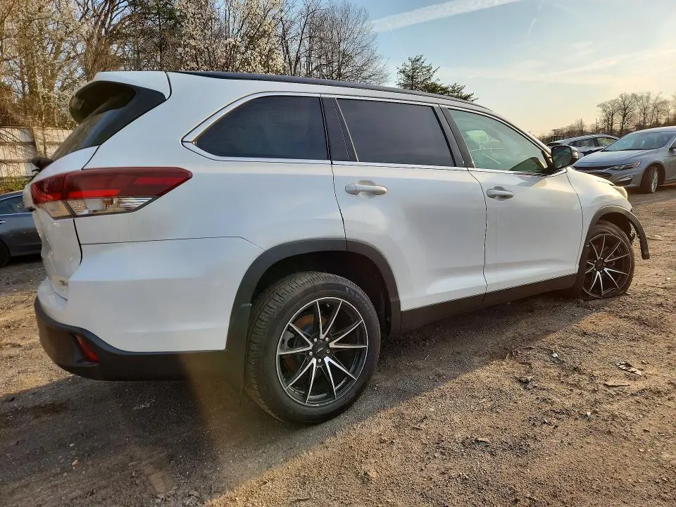2019 TOYOTA HIGHLANDER SE  