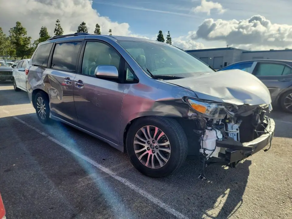 2018 TOYOTA SIENNA XLE 8-PASSENGER  