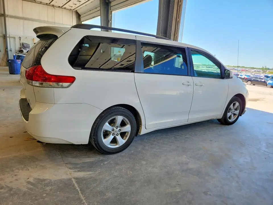 2011 TOYOTA SIENNA LE  
