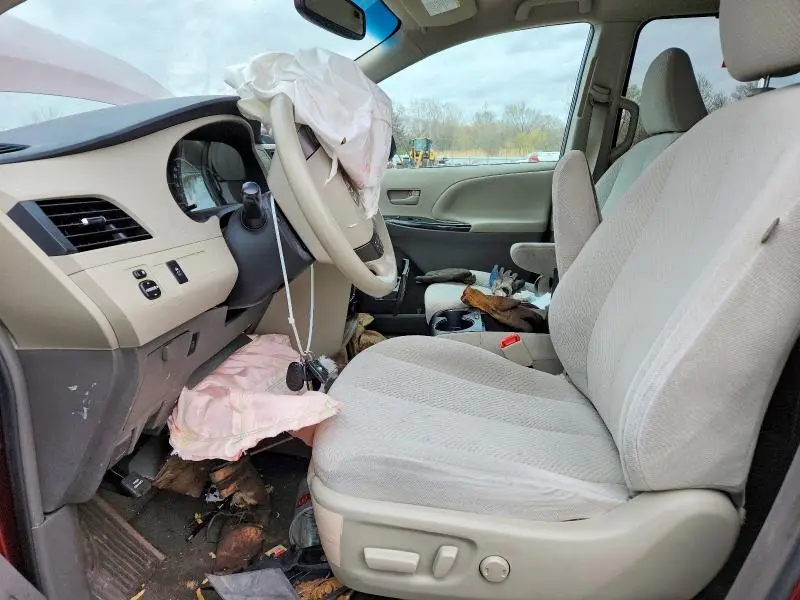 2013 TOYOTA SIENNA LE  