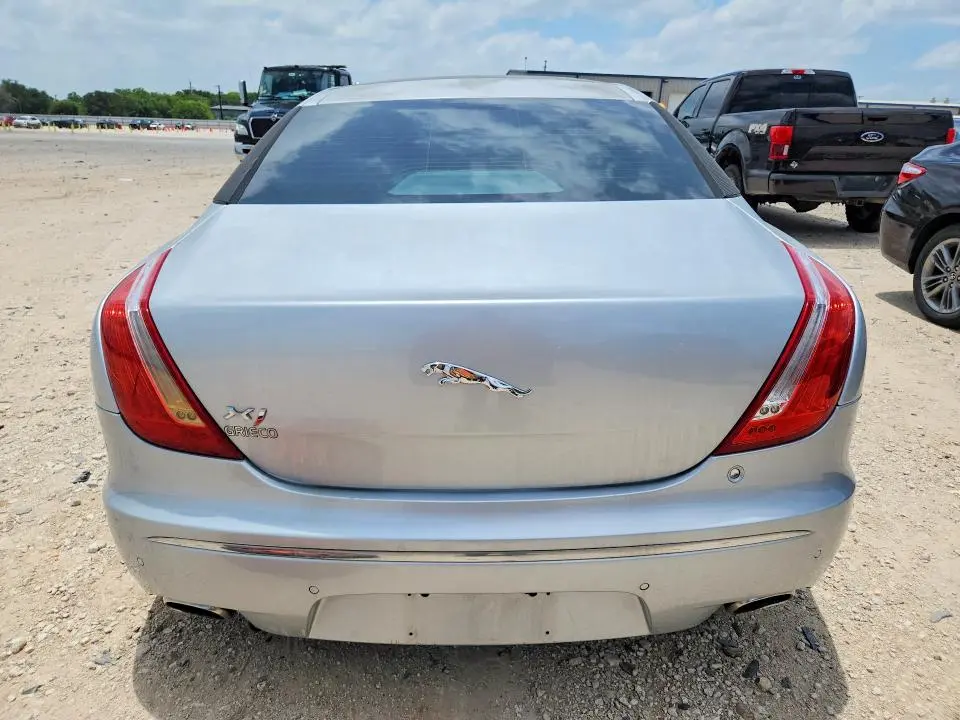 2011 JAGUAR XJ   