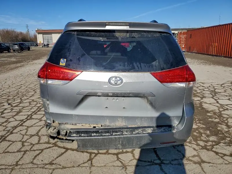 2013 TOYOTA SIENNA XLE  