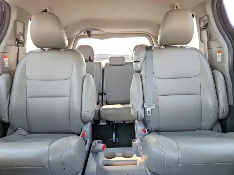 2019 TOYOTA SIENNA LE  