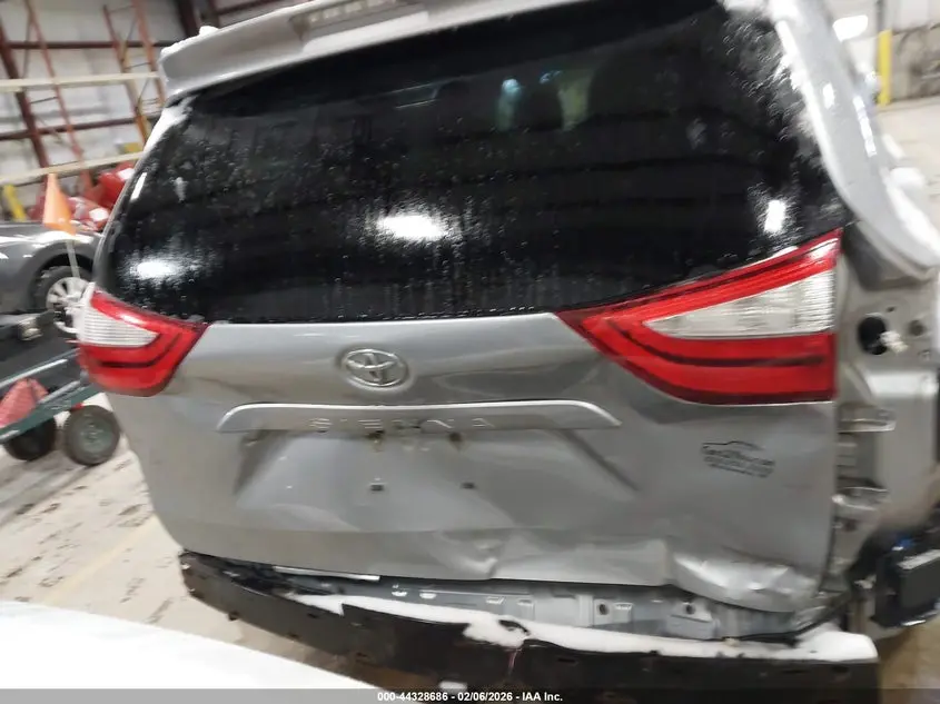 2015 TOYOTA SIENNA XLE 8 PASSENGER