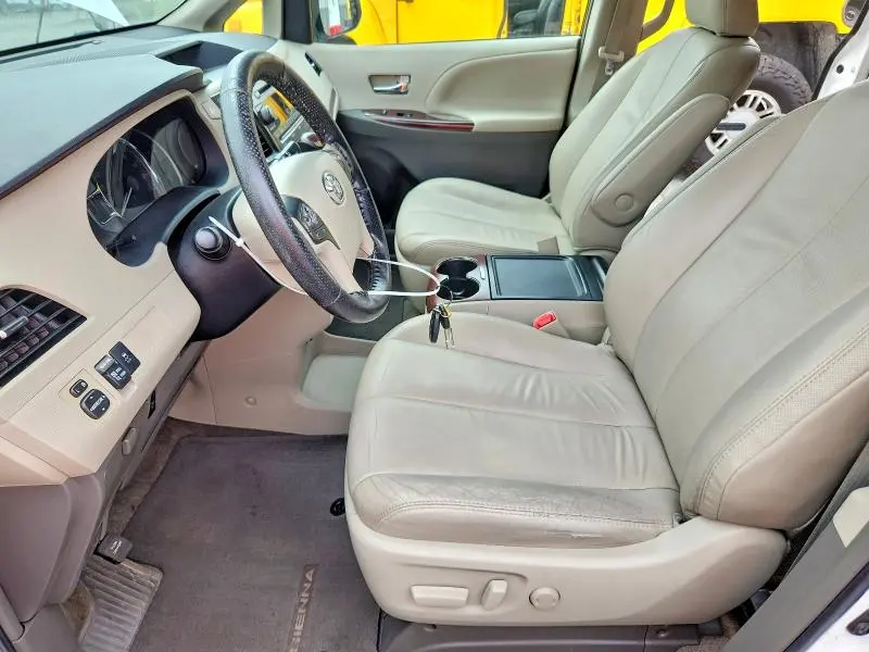 2014 TOYOTA SIENNA XLE 8-PASSENGER  
