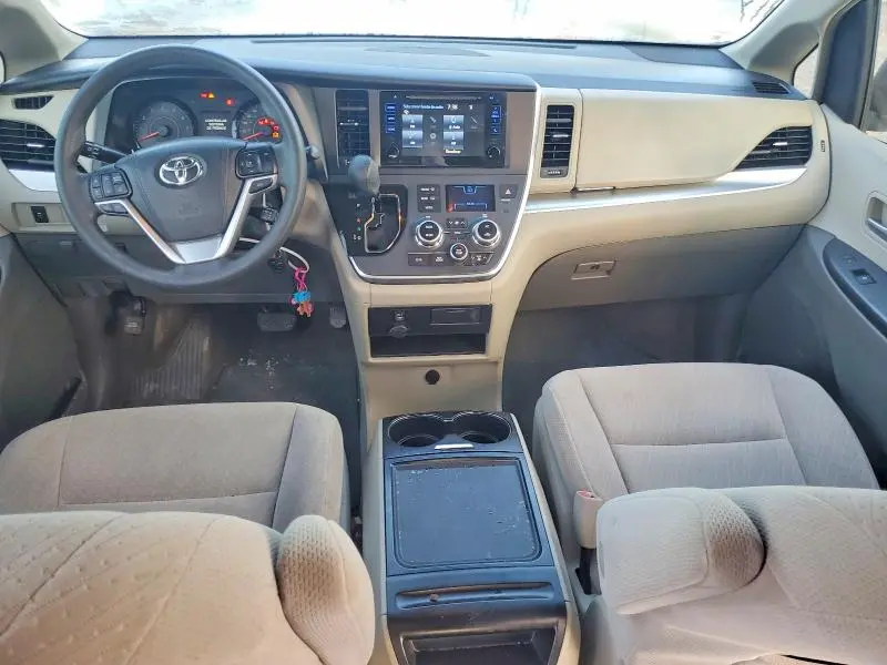 2017 TOYOTA SIENNA LE  