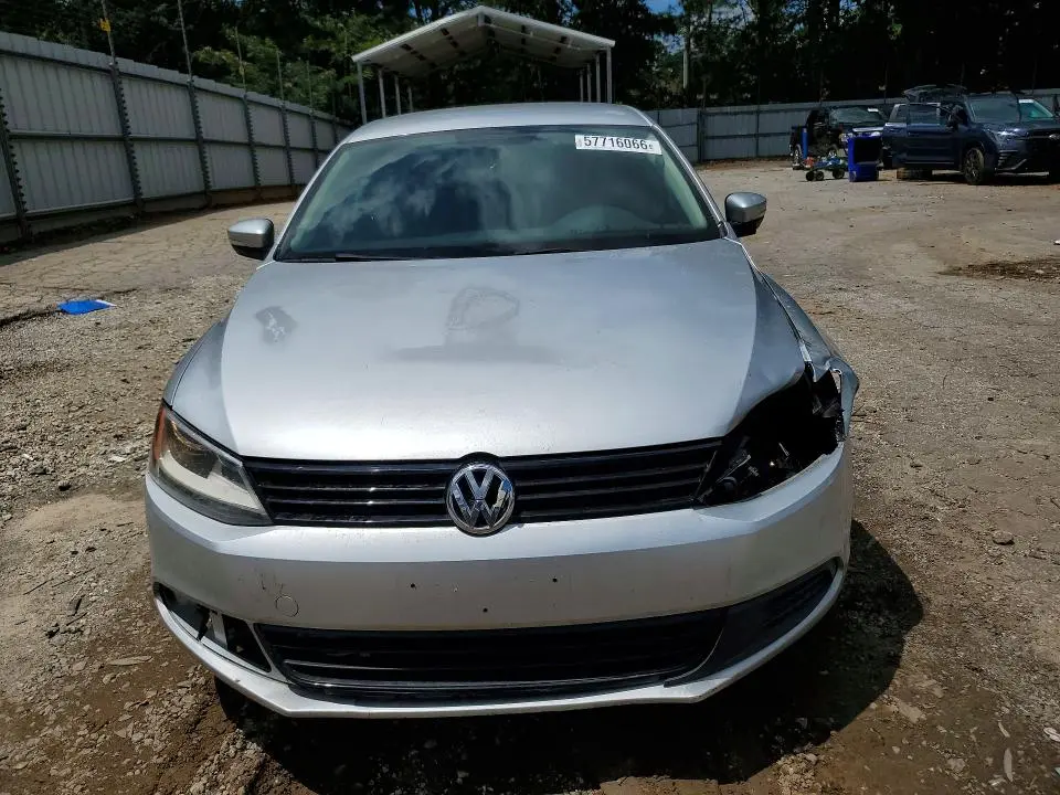 2011 VOLKSWAGEN JETTA SE  
