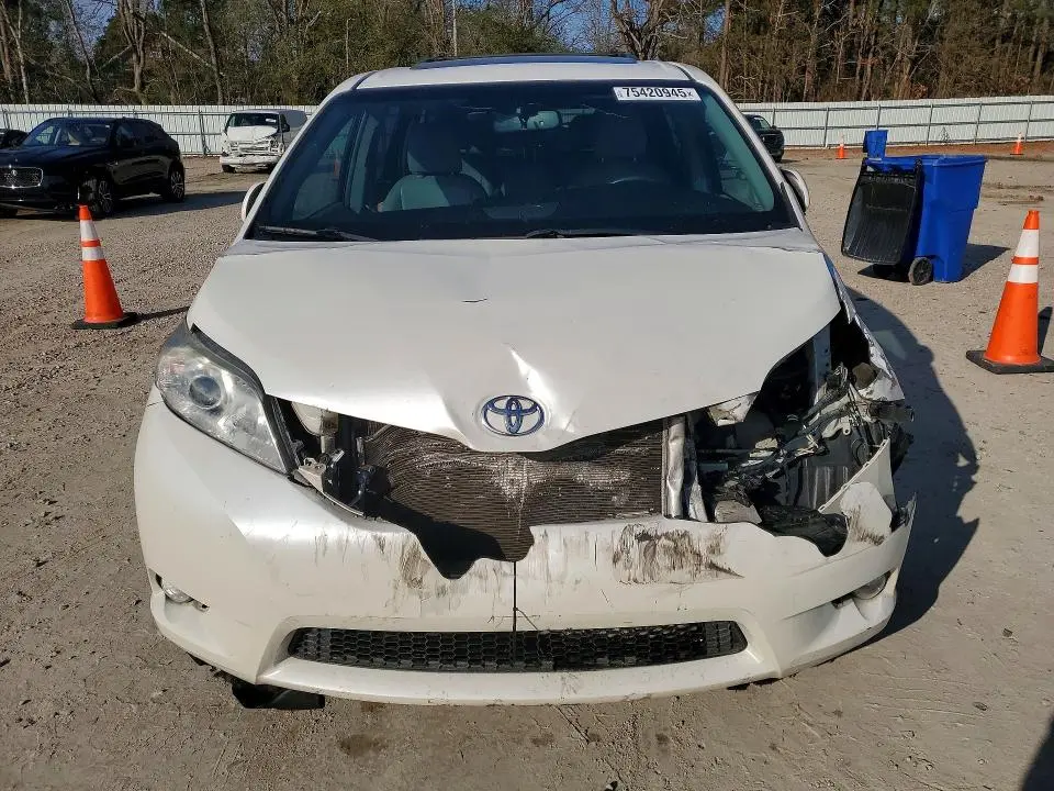 2017 TOYOTA SIENNA XLE  