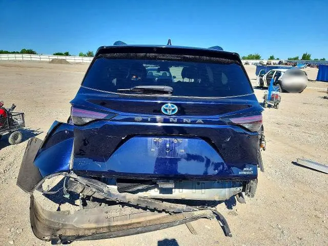 2023 TOYOTA SIENNA XLE  