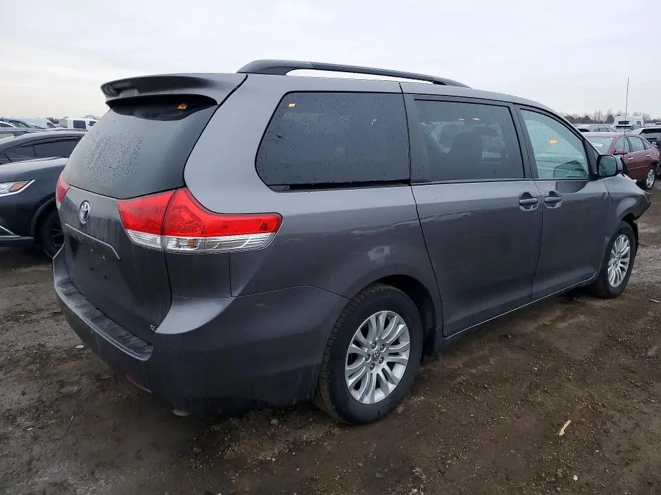2014 TOYOTA SIENNA XLE 8-PASSENGER  