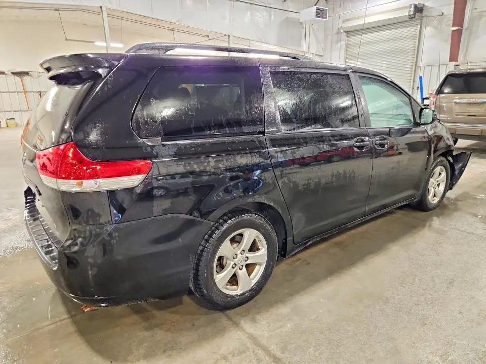 2014 TOYOTA SIENNA LE  