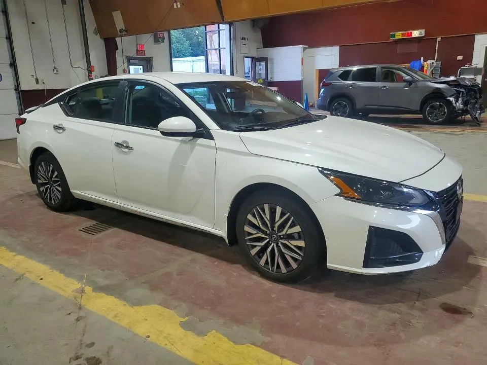 2023 NISSAN ALTIMA SV  