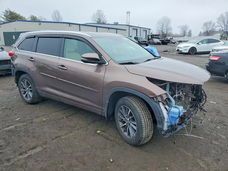 2017 TOYOTA HIGHLANDER SE  