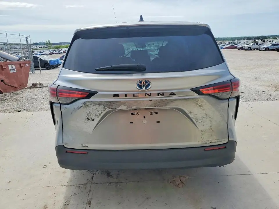 2022 TOYOTA SIENNA LE  