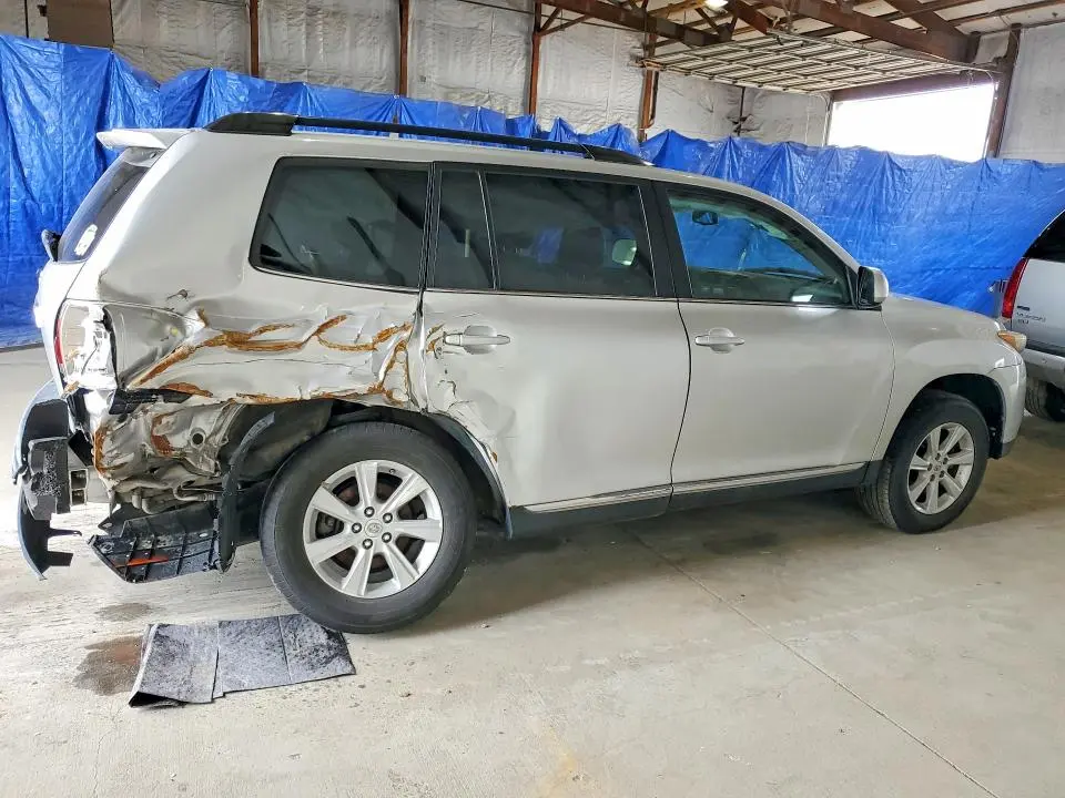 2011 TOYOTA HIGHLANDER SE  