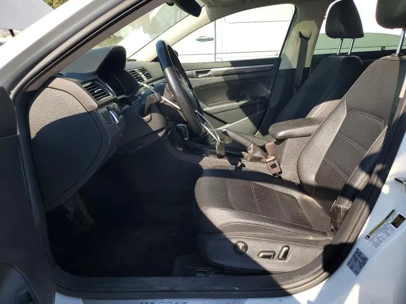 2018 VOLKSWAGEN PASSAT SE  