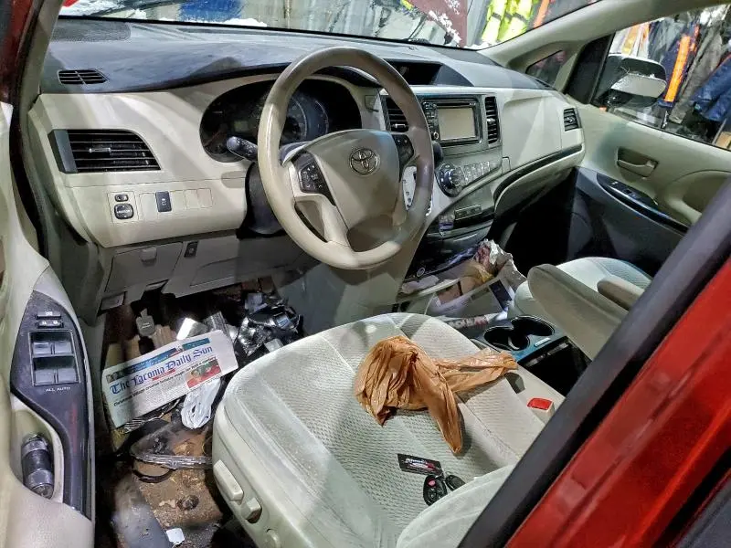 2014 TOYOTA SIENNA LE 7-PASSENGER  