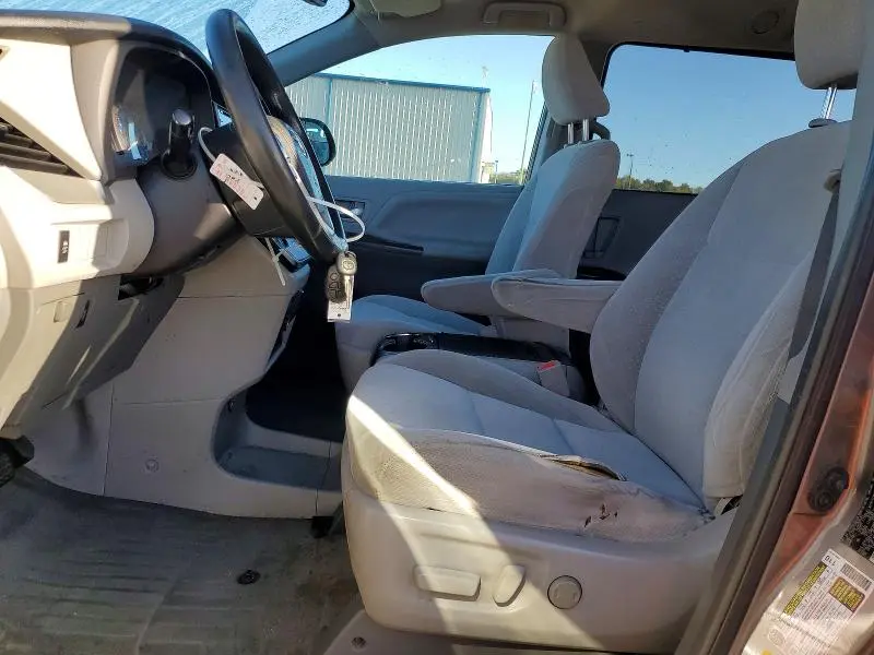 2018 TOYOTA SIENNA LE  